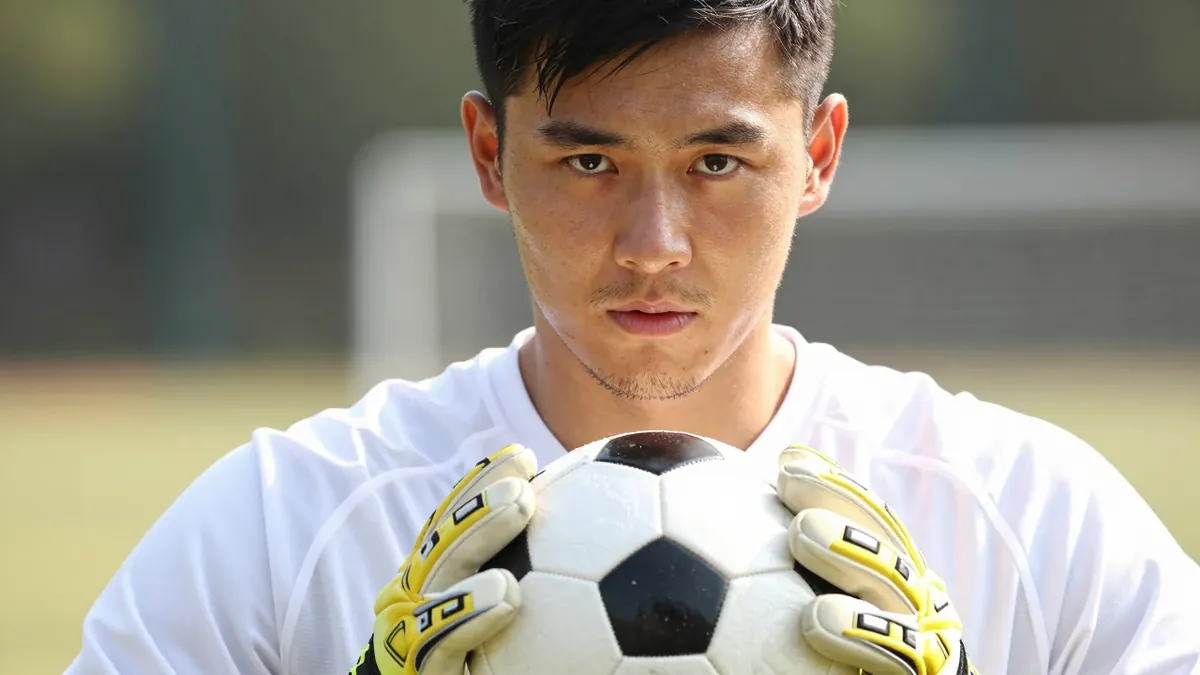 Michael Zetterer joins Leeds United from Eintracht Frankfurt, signing a three-year contract to become the club's fifth...